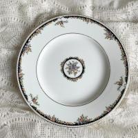 ราคา จานข้าวใบใหญ่ WEDGWOOD Bone China made in England มีรอบขนเเมวตามภาพ ขอคนรับได้เท่านั้นค่ะ ขนาด W 22.5 cm (11544539711)