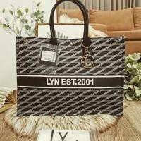 ราคา LYN SIGNATURE SHOPPER BAG (5709743501)