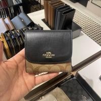 ราคา ❤️ของแท้!! พร้อมส่ง!! Coach กระเป๋าสตางค์ 3 พับ ใบสั้น ด้านหลังมีช่องใส่เหรียญ (902793471)