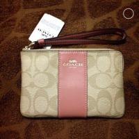 ราคา แท้ 100% พร้อมส่ง New Coach กระเป๋าคล้องมือ 1 ซิป Size S #F58035 (1382296027)