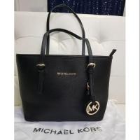 ราคา กระเป๋าMichael Kors Jet Set Signature Zip top Tote black (1562138118)