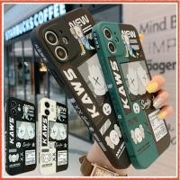 ราคา เคสลายแถบข้าง Kaws เคสขอบเหลี่ยม เคสซิลิโคนซิลิโคนแบบนิ่มสำหรับ Apple IPhone 12 i Phone 8 Xr iPhone11 Pro Max 7 plus 13pro 6s เคสไอโฟน11 SE2 2020 6 13 X เคสi12 Case (9943751241)
