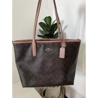 ราคา coach tote 14นิ้ว สีกาแฟ สายชมพู (มีตำหนิสายดูดสีไม่มีผลต่อการใช้งาน) ของแท้ (20649883760)