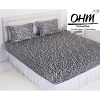 ราคา OHM ผ้าปูที่นอน ผ้าซาตินแท้ 330 เส้น ขนาด 6 ฟุต 3 ชิ้น (ลายทางม้าลายขาว-ดำ) (1144262959)