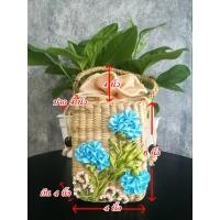 ราคา (พร้อมส่ง) กระเป๋าสานผักตบชวาปักริบบิ้น ไซส์ S ลายดอกไม้สายหวาน (19817731869)