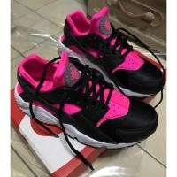 ราคา WOMEN’S NIKE AIR HUARACHE RUN “BLACK / PINK BLAST” ของแท้ (104234337)