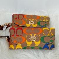 ราคา ของแท้!! พร้อมส่งในไทย!! กล่องใส่แว่น Coach Sunglass Case In Rainbow Signature Canvas (3841691015)