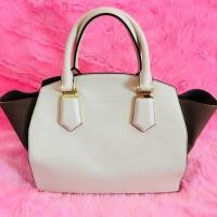 ราคา Charles&Keith กระเป๋าสะพาย สีครีม-น้ำตาล ของแท้ (1072349310)