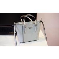 ราคา GUESS กระเป๋าถือสะพาย มือ2ของแท้ค่ะ ซื้อจากShopค่ะ (2188918942)