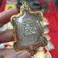 ราคา เลี่ยมทองแท้ 90% เหรียญพญาเต่าเรือน รุ่นสุขใจ เนื้อเงิน ร จุดใหญ่ วัดไร่แตงทอง นิยมสุด รับประกันพระแท้ตลอดชีพ (15379639724)