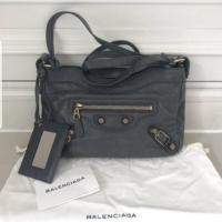 ราคา Balenciaga Hip Crossbody สีเทาอะไหล่ทอง ราคา 8500 บาท (4332825447)