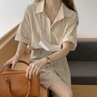 ราคา 7.7 พร้อมส่ง เสื้อเชิ้ตคอปกแขนสั้นสีขาวลายทางสีเหลือง น่ารักมากๆ แขนเสื้อพับลงได้นะคะ ผ้าฝ้าย (9263063786)