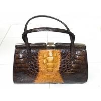 ราคา กระเป๋าหนังจรเข้ แท้ มือสองญี่ปุ่น (สภาพใหม่ 90%) ขนาดประมาณ ยาว 25 กว้าง 10 สูง 20 ซม. มีร่องรอยจากการใช้งานไม่มาก (22044366750)