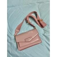 ราคา กระเป๋า CHARLES & KEITH แท้ outlet (มีป้าย tag) ทรงจดหมาย สีชมพูขอบกลิตเตอร์ สภาพ 95% (20011737994)