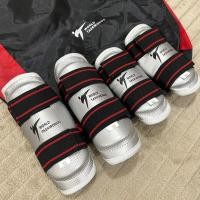 ราคา C10# (4ชิ้น)สนับแขนขา WTF สนับแข้ง สนับขา สนับแขน เทควันโด PU สีเงิน อุปกรณ์ที่นักเทควันโด (8102411351)