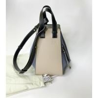 ราคา Used ilke new LOEWE small Hammock bag ปี 2019 (7962191687)