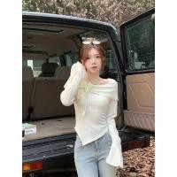 ราคา พร้อมส่ง เสื้อแขนยาว เปิดไหล่ แต่งดอกไม้ เข้ารูป#8K105 (22386017155)