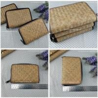 ราคา พร้อมส่งทันที กระเป๋ากกสานงานแฮนด์เมดมีแบบขอบหนังสีสันสดใสและขอบผ้าใบใหญ่ซิปรอบ แบบ 1 ใบ มีหลายสีให้เลือก (10400891352)