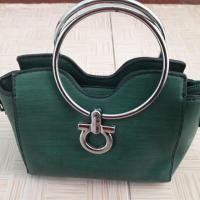 ราคา #กระเป๋ามือสอง สภาพ90% สีเขียวขี้ม้างานสวยตามรูปเลยจ้า (1820450166)