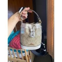 ราคา ❤️coach เจ้าของส่วต่อเอง ขนมจีบแท้ใบมินิ100% พรีมาจากอเมริกา ไม่เคยใช้เก็บไว้ซืัอมา4290 ส่งต่อ3200บาท (23341623501)