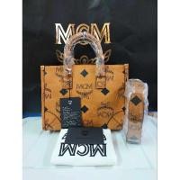 ราคา New mcm แท้100% กระเป๋า Tote Maxi Size Small (ขนาด 9.5"×6.5"นิ้ว) สายหนังปรับระดับได้ สีออริ มือ1 อุปกรณ์ การ์ด ถุงผ้า (24350289988)
