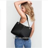 ราคา Victoria’s Secret Pebble V-Quilt Shoulder Tote bag (7505416905)