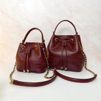 ราคา [ใส่โค้ด DETNOV30 ลดเพิ่ม 30%] Bucket สีแดงเข้มขลิบหนังอัดลาย ใบใหญ่ (4588610553)