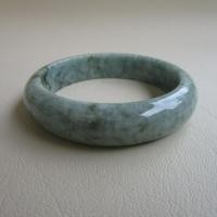 ราคา กำไลหยกพม่า Jadeite type A ทรงกลมท้องแบน ขนาดวงใน 58.7mm กว้าง 14.8mmสวมใส่ได้ทุกเพศ (23679698976)