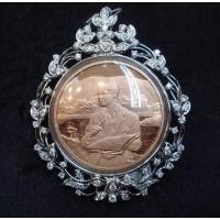 ราคา เข็มกลัดเหรียญที่ระลึกรัชกาลที่ 9 ล้อมกรอบด้วยเพชร CZ เรือนเงินชุบทองขาว (5954502223)