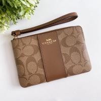 ราคา COACH CORNER ZIP WRISTLET IN SIGNATURE CANVAS #F58035 (8555662165)