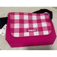 ราคา MLB แท้100% พร้อมส่ง กระเป๋าทรงสปอร์ต สีบานเย็น มือ1 (24565248000)