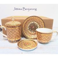 ราคา จิตต์ติมา เบญจรงค์ ชุดร้อนเย็นเบญจรงค์ลายดอกเข็ม ในกล่องผ้าไหม (สินค้า OTOP 5 ดาว) (9114387269)