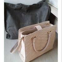 ราคา กระเป๋า Charles & Keith สีครีมใบใหญ่ จุได้เยอะ สภาพ 80-90% (1252875804)