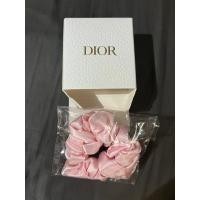 ราคา ของแท้ 100%Christian Dior Silk Hair Accessory สี Soft Pink ยางรัดผมเส้นใหญ่เนื้อ Silk สีชมพูอ่อน น่ารัก สุดหรู จากดิออร์ (13598614241)