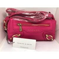 ราคา ‼️SALE‼️ แท้ charles & keith กระเป๋าสะพาย แท้ 100% แถมถุงผ้า พร้อมส่ง (1436024182)