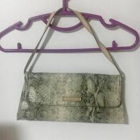 ราคา Used กระเป๋าหนังพีวีซีพิมพ์ลายงู สีเทา แบรนด์ Esprit (1423442567)