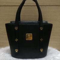 ราคา กระเป๋าmcm เอ็มซีเอ็มของแท้ มือ2 ป้ายขาว ถังสีดำสภาพดี ขนาดฐาน 8นิ้ว สูง7นิ้ว ปาก9.5นิ้ว (2303530648)