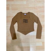 ราคา ครอปแขนยาวผ้าร่องปักmiu miu งานป้ายนมโต (29900451736)