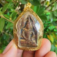 ราคา พระนางกำแพง พิมพ์กลีบบัว เนื้อดินเก่า พระกรุกำแพงเพชร เลี่ยมกรอบทองพร้อมให้บูชา (9136832382)