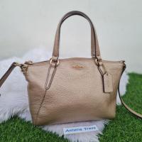 ราคา เหมือนใหม่ พัดมินิ 10" Coach ทรงพัด มือสองของแท้Coach F57563 Mini Kelsey สีโรสโกล์ด (21633761845)