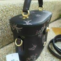 ราคา ของใหม่ ถูกที่สุด!!!!กระเป๋า Coach แท้100% ทรงรีถือได้สะพายได้ สีดำพิมพ์ลาย (4010140636)