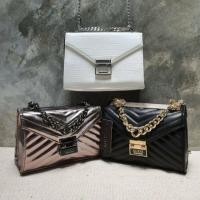 ราคา Guess lynda mini chain crossbody bag แท้100% (2826688225)