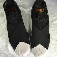 ราคา Adidas Slip on by rita ora size 4uk ของแท้100% (136946843)