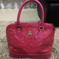 ราคา Used authentic vivienne westwood (ตำหนิสีดูดตามรูป หูยาแนวขาด) (2056999277)