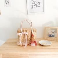 ราคา กระเป๋าสานทรงเหลี่ยม มีฝาติดกระดุม ตกแต่งพู่ แต่งมุก ผ้าพันผูกโบว์ โทนสีชมพู (5555811909)