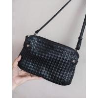 ราคา Like New RhizLisa แท้100% กระเป๋าสะพายข้างมือสอง ครอสบอดี้ งานหนังสาน (19247043891)
