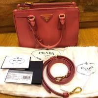 ราคา กระเป๋า PRADA Saffiano ไซส์ 25 สีชมพู Tamaris สุดฮิต น่ารักมาก อะไหล่ทองเงาวับสภาพดี อุปกรณ์ครบ มีสายสะพาย ถุงผ้า การ์ด (1441447090)