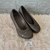 ราคา รองเท้า crocs คัทชูส้นเตารีด (18028744042)