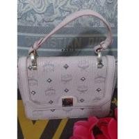 ราคา กระเป๋าทรงถือหนัง canvas mcm สีชมพูอ่อนมือสอง (25060217610)