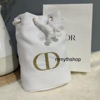 ราคา ✨ Dior ✨ กระเป๋าเครื่องสำอาง กระเป๋าหูรูดสีขาว ปักโลโก้ Dior สีทอง แท้ (22708421661)
